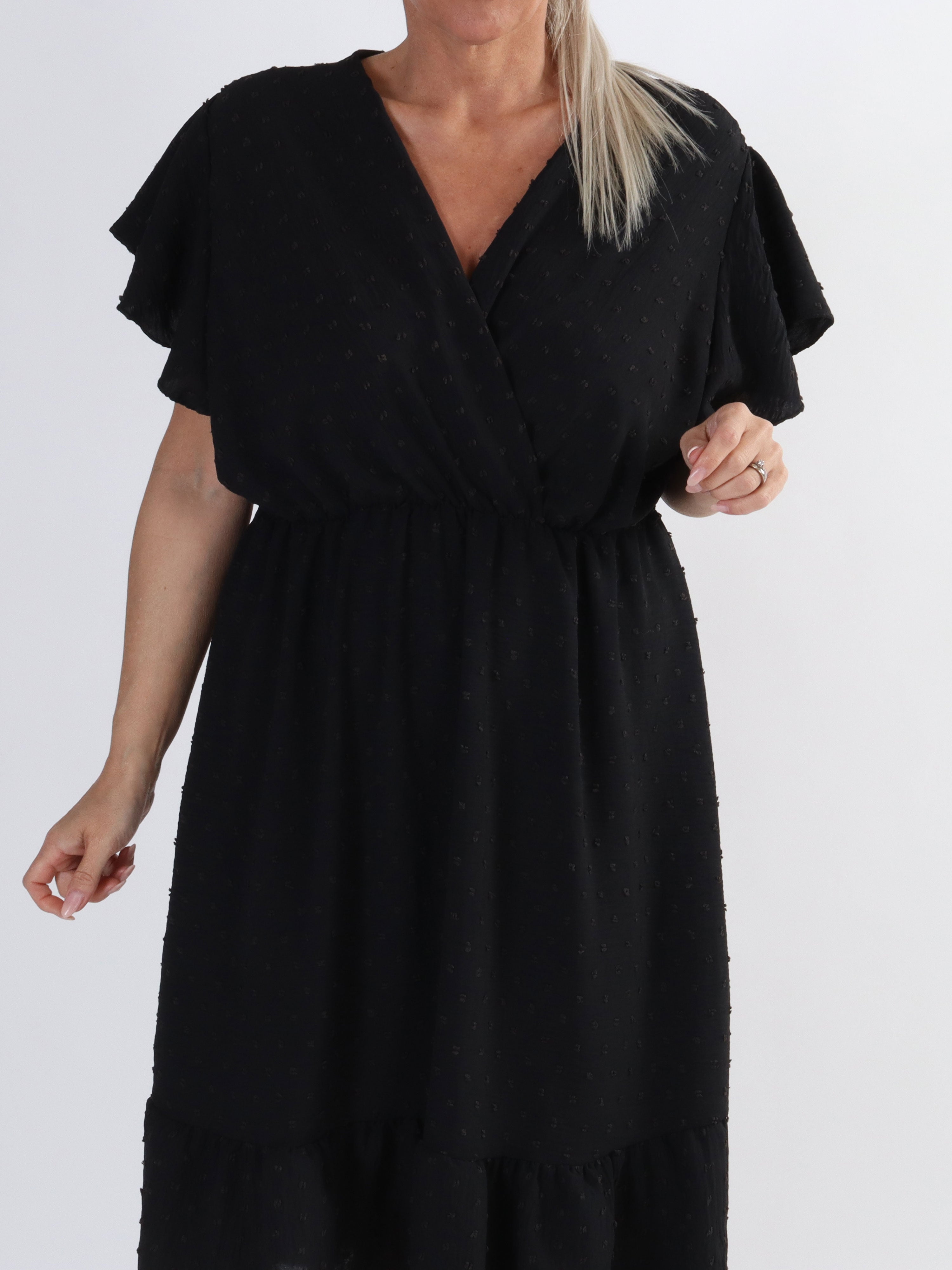 Vanilla - Plus size kjole med prikket detaljer og flæseærmer